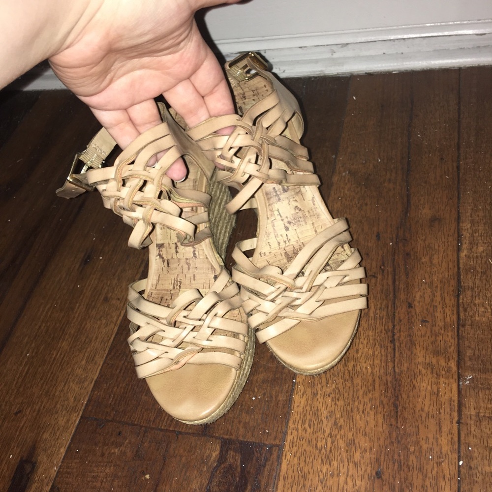 Strapped Guess wedges size 8